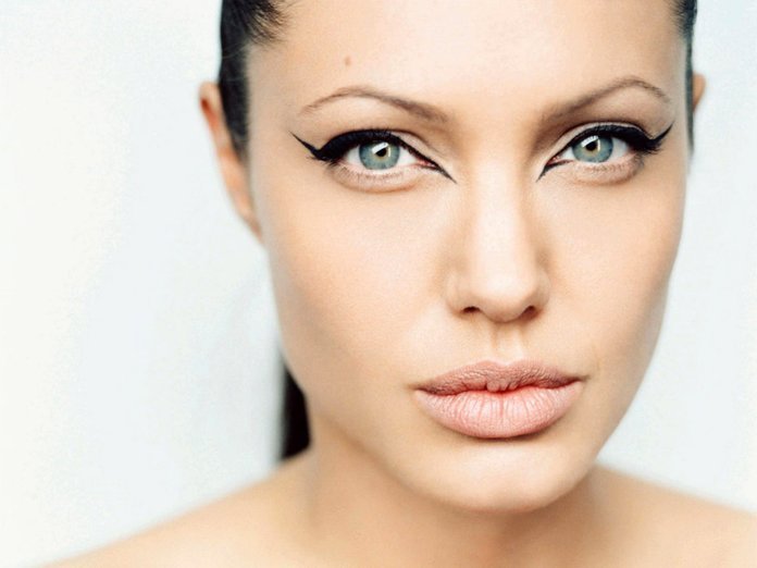 kak povtorit makiyazh andzheliny dzholi 145 Як повторити макіяж Анджеліни Джолі?
