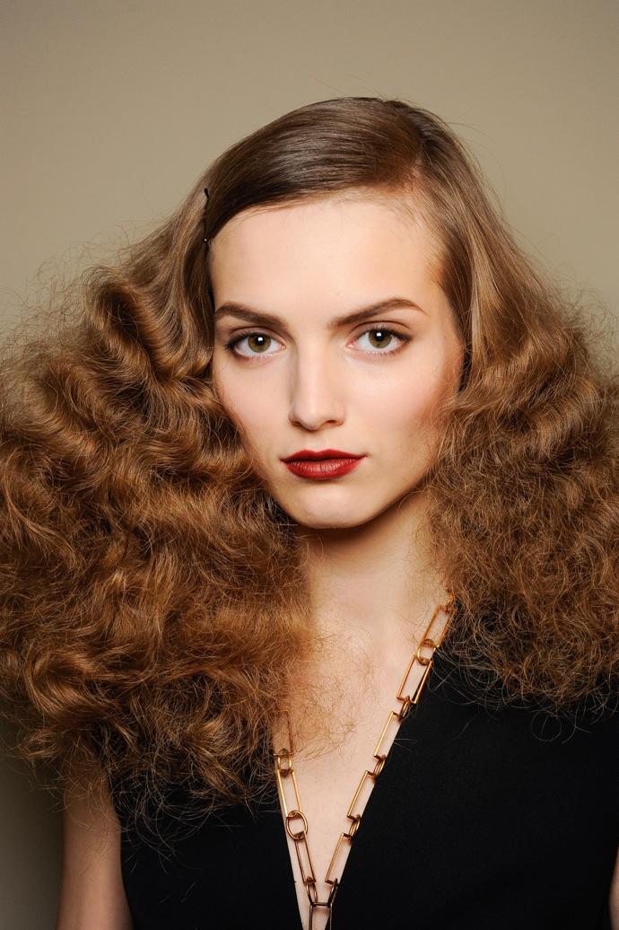  Як укласти волосся цією восени: 5 головних укладок для справжніх красунь