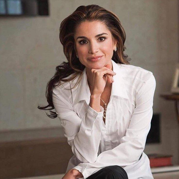  Ніжна і жіночна королева Йорданії знову зачарувала своїх чином
