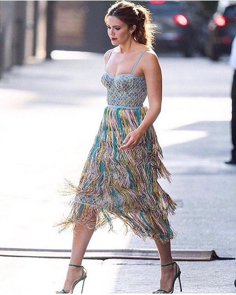  «Плаття супер, але наділу не та!»: невдалий вихід Менді Мур у надто вузькому платті