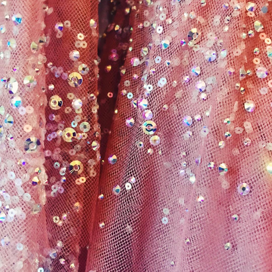  Шикарна Дакота Джонсон підкорила публіку блискучою рожевим сукню від Gucci