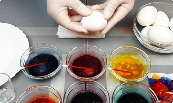 0702d5be63177cd886331e4eface976d Як пофарбувати яйця на Великдень   оригінальні ідеї при фарбуванні яєць