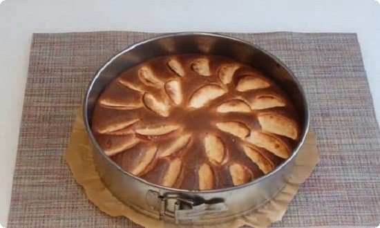 077d5dc2b68400521b43352d7fd47e51 Смачний пиріг шарлотка з яблуками   прості рецепти в духовці