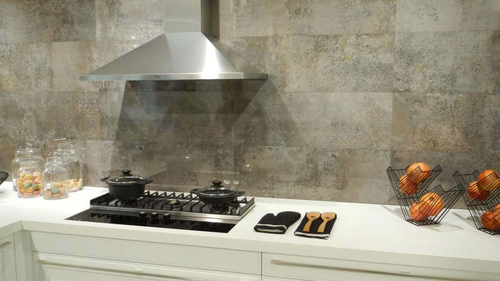 130ab85c630dc60dad4f4c33e58a2a5b Плитка для кухні на фартух: настінна керамічна для класичної кухні, зі штучного каменю, варіанти дизайну в іспанському стилі