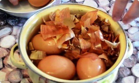1a133778fb877a2218b30d06fc8fc874 Як пофарбувати яйця на Великдень   оригінальні ідеї при фарбуванні яєць