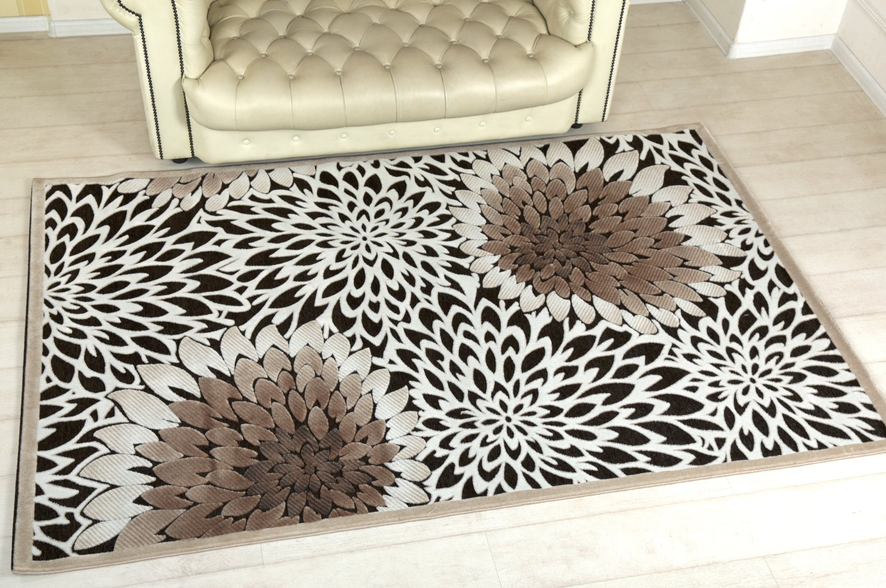 23eada0e7f25e2a9754872aad2e053fe Килим на підлогу у вітальні: вибір матеріалу і красивого малюнка підлогового покриття для приміщення різного розміру