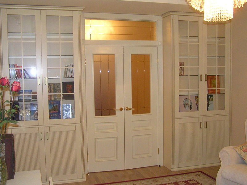36905129a2a020a51390236726bf7a5d Книжкова шафа зі скляними дверцятами: різновиди дверей і критерії вибору відповідної моделі шафи для книг, варіанти розміщення в кімнаті