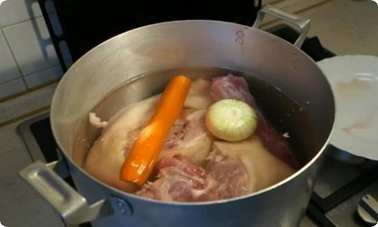39dcea10fc1b37d581deffa0b8d9edf9 Холодець зі свинячої рульки – прості рецепти приготування холодцю в домашніх умовах