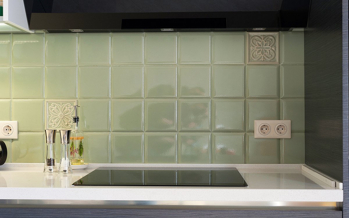 4c177f44b7efb818f507c43b61a2c375 Плитка для кухні на фартух: настінна керамічна для класичної кухні, зі штучного каменю, варіанти дизайну в іспанському стилі