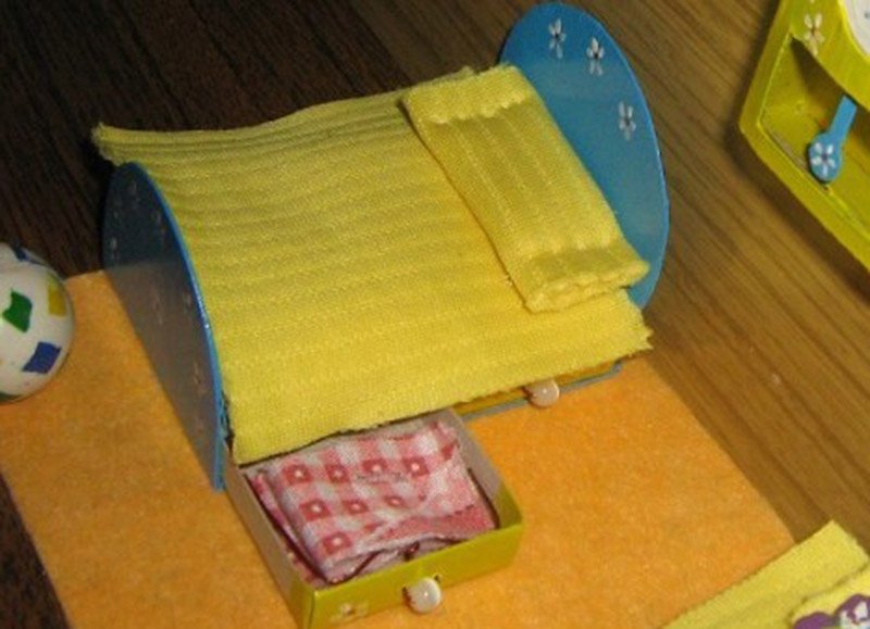 5e24157e1f40ef746cff1e0aa3f839fc Як зробити меблі для ляльок своїми руками з картону і підручних матеріалів: шафа, крісло для кухні