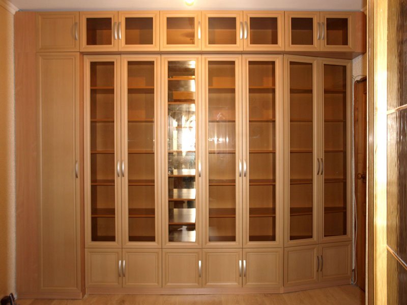 6d37a45b4c27291479b185aae649a591 Книжкова шафа зі скляними дверцятами: різновиди дверей і критерії вибору відповідної моделі шафи для книг, варіанти розміщення в кімнаті