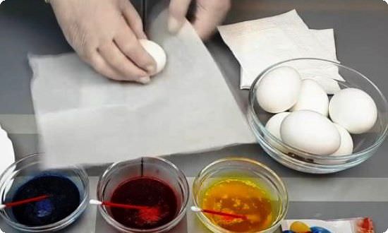7958526262f3b96919150f38dda5c887 Як пофарбувати яйця на Великдень — оригінальні ідеї і хитрощі при фарбуванні яєць