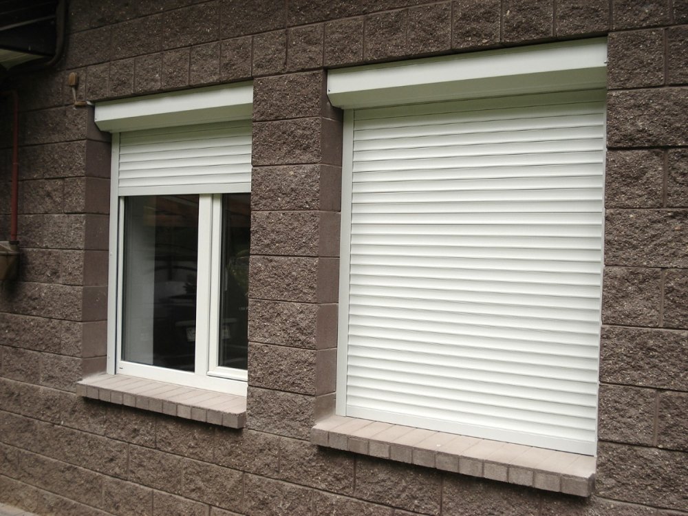 8b454bbb8630061dff6619e9c17f7993 Ролети на вікна: монтаж тканинних рулонних жалюзі касетного типу у віконний отвір