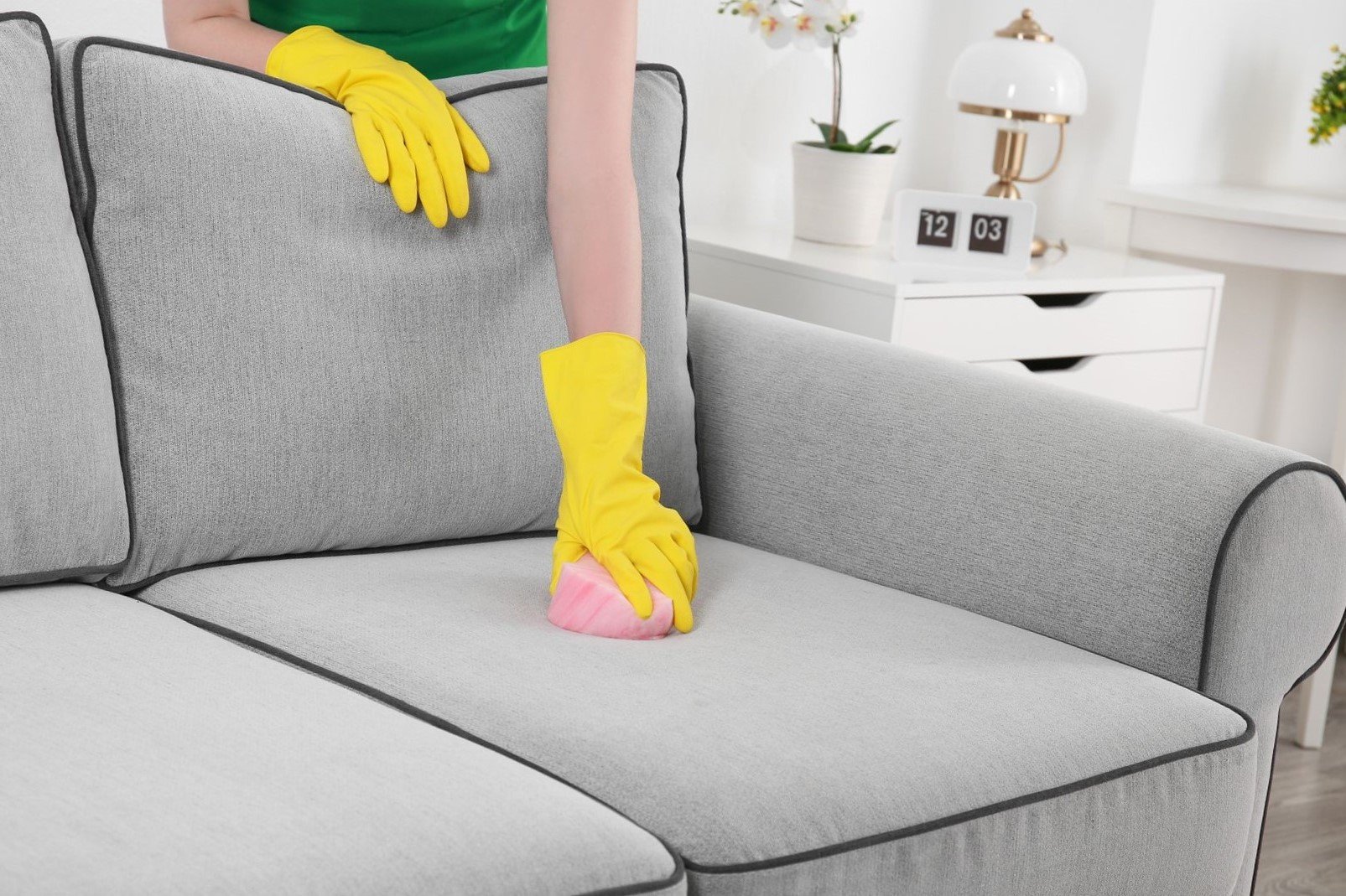 8c594ab25c61a9f96a65d33aef0e2469 Як почистити диван від плям без розлучень: як прибрати жирне пляма в домашніх умовах