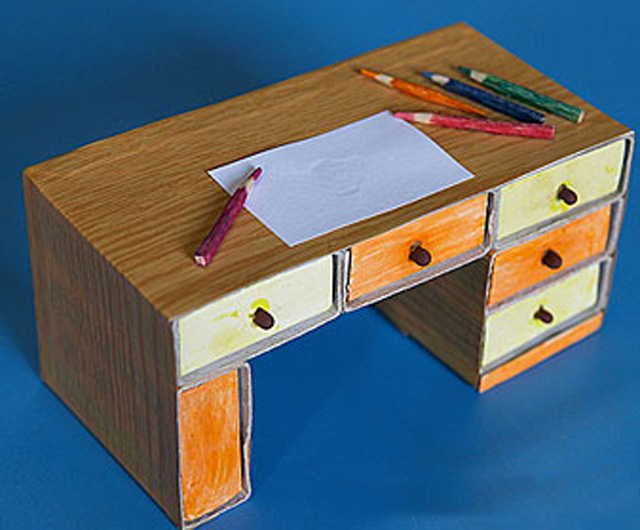 a2c5c3a69607788476f239663d725a4f Як зробити стіл для ляльок своїми руками: журнальний, компютерний, журнальний, з паперу, картону, сірникових коробок