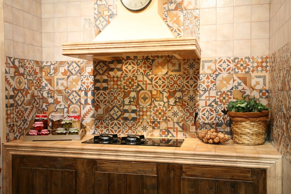 acb3df7ad4bdc5d2b3d5ba85c73ceed6 Плитка для кухні на фартух: настінна керамічна для класичної кухні, зі штучного каменю, варіанти дизайну в іспанському стилі
