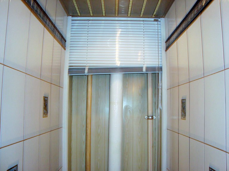 b46f7330d1ad00774db076417e77d4a7 Жалюзі в туалет: як встановити жалюзійні дверцята і сховати за ними трубу або нішу