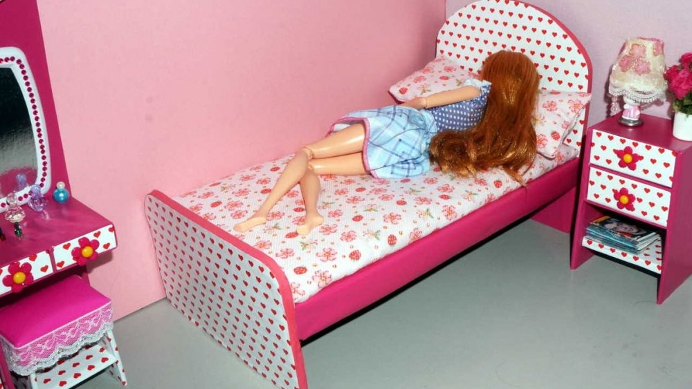 c6e76fc5d86fcfaa1328bf4698f1e099 Як зробити ліжко для ляльок своїми руками: з картону і кольорового паперу