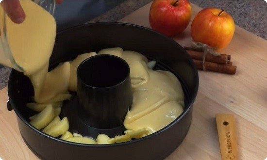 eda40930aea7a64fde68732d39480991 Смачний пиріг шарлотка з яблуками   прості рецепти в духовці