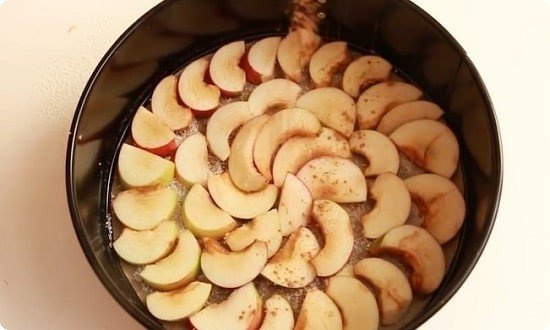ff71c03298e19cbb3482333a1989f65d Пишна шарлотка з яблуками в духовці, приготована за класичними рецептами