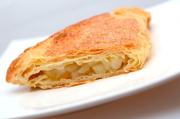 sloenye pirogi s nachinkojj iz yablok – sochnyjj desert v nezhnojj upakovke254 Листкові пироги з начинкою з яблук – соковитий десерт в ніжною «упаковці»