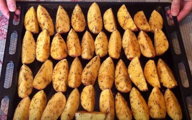 4eaf41e5b724aab2b07568df2bfc974d Картопля в духовці — прості рецепти приготування смачної картоплі різними способами