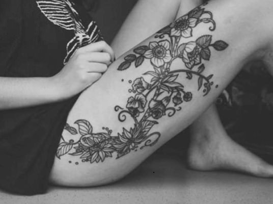 89a9bad958f8de167985329f3d6aa13f Татуювання на стегнах для дівчат. Ідеї, фото, ескізи, написи, бантики, мереживо