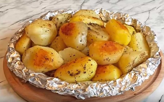 e0b2bbf67edfa24f242d359f9b5dbeb2 Картопля в духовці — прості рецепти приготування смачної картоплі різними способами
