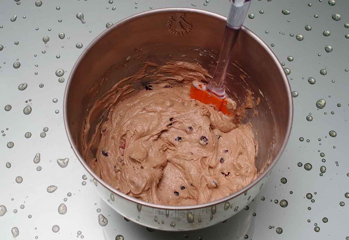7f0d75f88403898d74de5e6c8aa97224 Як приготувати шоколадний кекс з чорною смородиною — рецепт кексу зі свіжої або замороженої смородини з покроковими фото