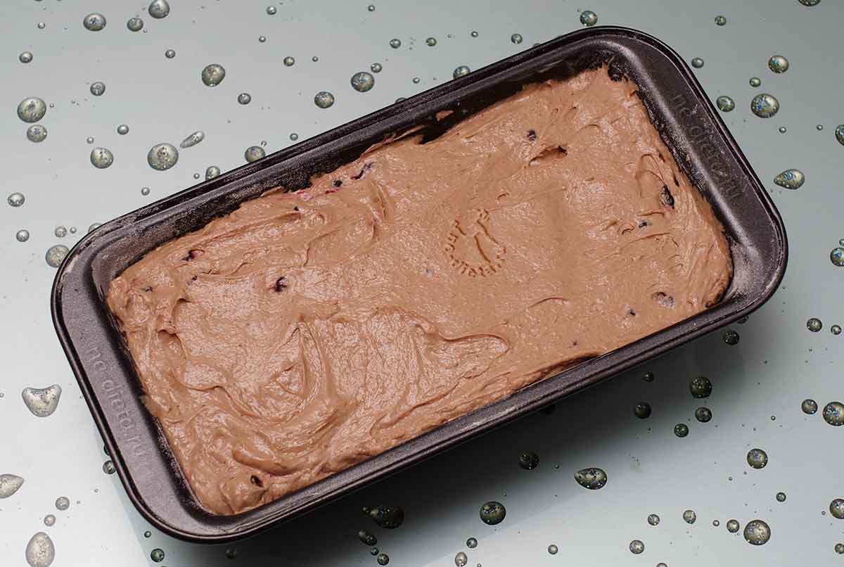 d7bf3b852439580cd8a3f8897dab1550 Як приготувати шоколадний кекс з чорною смородиною — рецепт кексу зі свіжої або замороженої смородини з покроковими фото