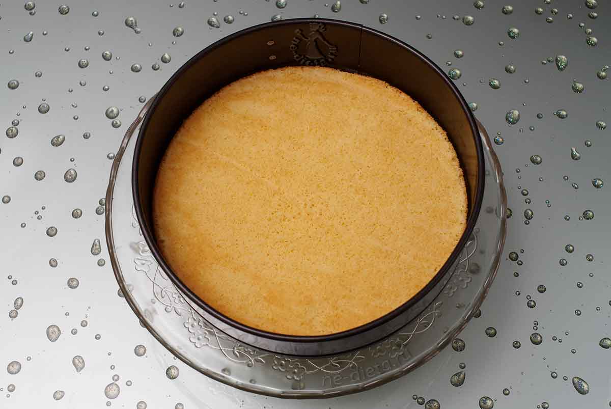 fe28f7ba84b20e02734f4bf61c62b082 Як приготувати сирний торт з полуницею — рецепт легкого низькокалорійного торта з бісквітом і суфле з покроковими фото