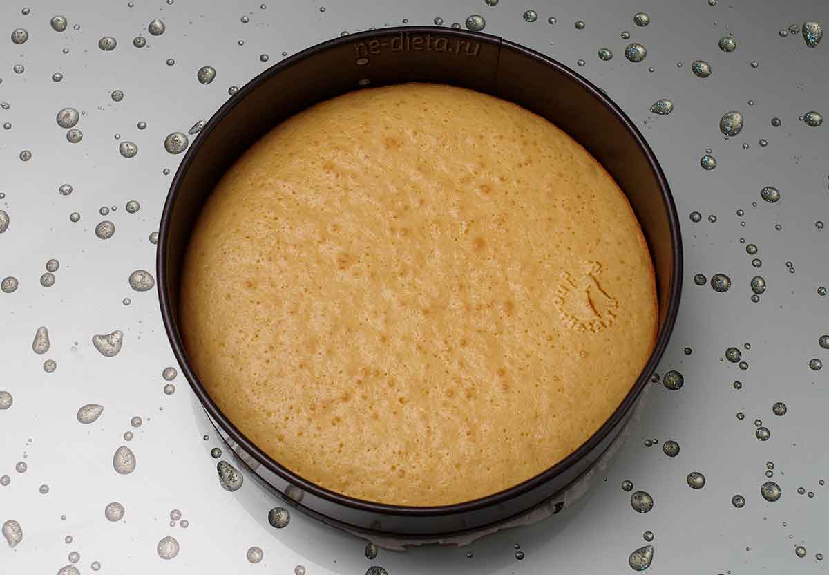 fe7aa1ab240ce98759e74b50ef5c1f62 Як приготувати сирний торт з полуницею — рецепт легкого низькокалорійного торта з бісквітом і суфле з покроковими фото