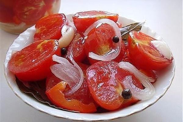 pomidory dolkami s lukom i maslom na zimu   recepty palchiki oblizhesh Помідори часточками з цибулею і маслом на зиму — рецепти пальчики оближеш