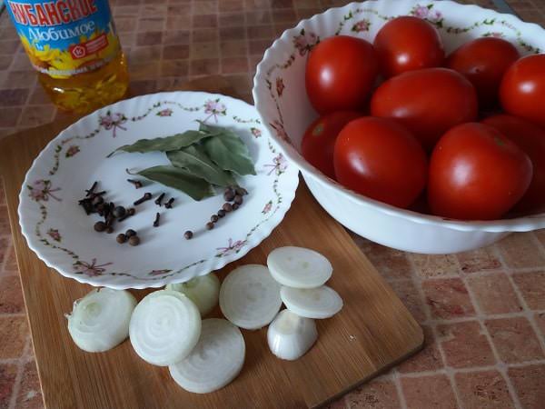 pomidory dolkami s lukom i maslom na zimu   recepty palchiki oblizhesh1 Помідори часточками з цибулею і маслом на зиму — рецепти пальчики оближеш