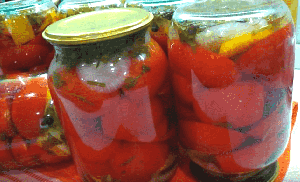 pomidory dolkami s lukom i maslom na zimu   recepty palchiki oblizhesh11 Помідори часточками з цибулею і маслом на зиму — рецепти пальчики оближеш
