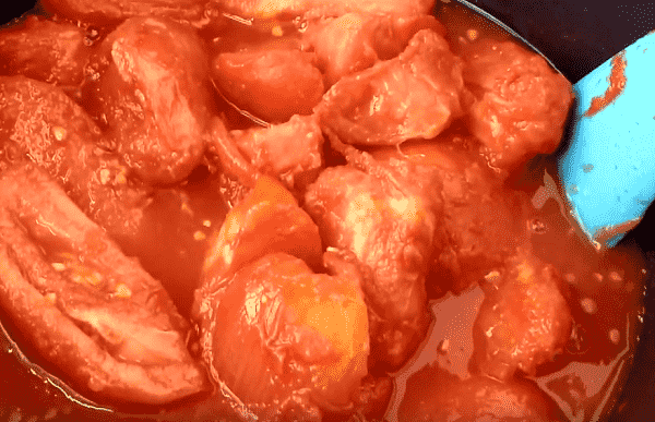 pomidory dolkami s lukom i maslom na zimu   recepty palchiki oblizhesh15 Помідори часточками з цибулею і маслом на зиму — рецепти пальчики оближеш
