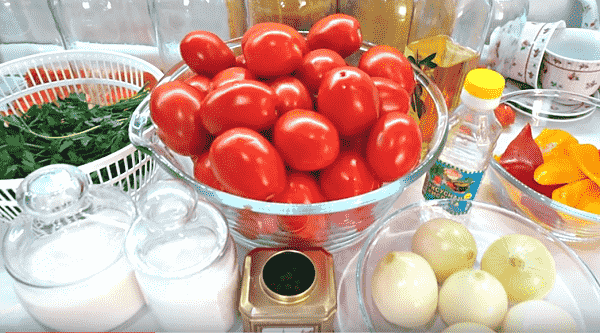 pomidory dolkami s lukom i maslom na zimu   recepty palchiki oblizhesh6 Помідори часточками з цибулею і маслом на зиму — рецепти пальчики оближеш