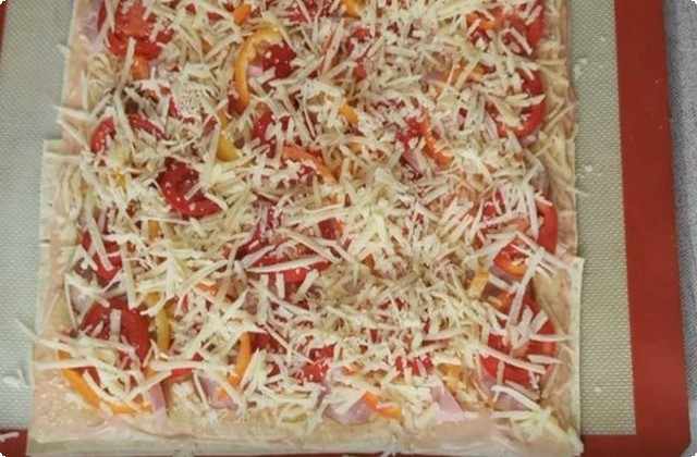 22934c17c8125216efc43f18658621f5 Піца в духовці з ковбасою, сиром і помідорами — прості рецепти піци з лаваша