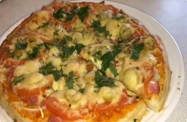 4146d9c3ffb7f9f9e5576d8a94f02445 Піца в духовці з ковбасою, сиром і помідорами — прості рецепти піци з лаваша