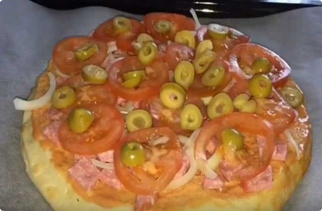 5d78f022da88ce5868036901b773bfa1 Піца в духовці з ковбасою, сиром і помідорами — прості рецепти піци з лаваша