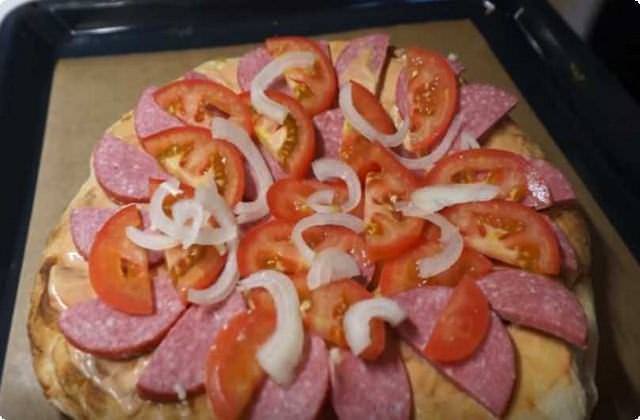 7ca9b5a86dc05ec0ca7647ce93220136 Піца в духовці з ковбасою, сиром і помідорами — прості рецепти піци з лаваша