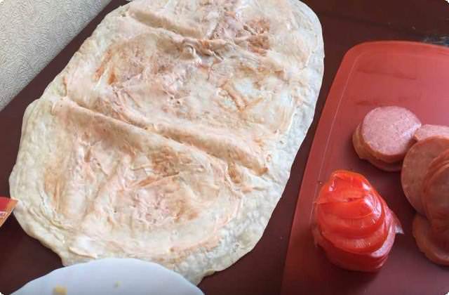 86732f9083c3b72874a1e1f8f0d8c44d Піца в духовці з ковбасою, сиром і помідорами — прості рецепти піци з лаваша