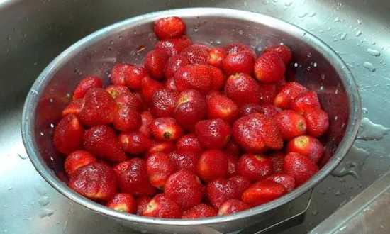c5134ceac05c8f000a897aab019a8004 Густе варення з полуниці з цілими ягодами на зиму