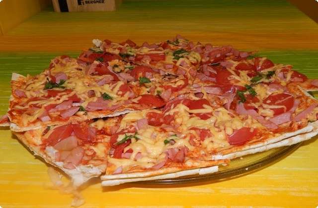 cf28d8545b38d921f7fbc8696cbf2f59 Піца в духовці з ковбасою, сиром і помідорами — прості рецепти піци з лаваша