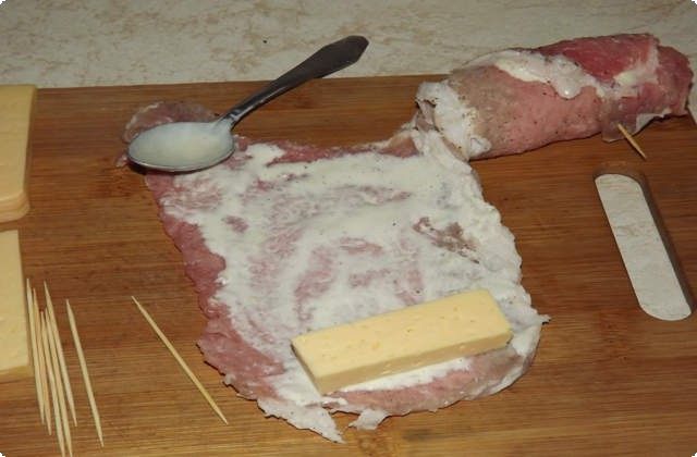 d6b543262e53bb60ed4c47dc984e83ec Рецепт мясних рулетиків з свинини з начинкою з сиру у вершковому соусі в духовці