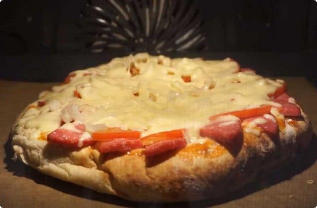 e8e99e3e6b12d3bec8d82c2243ce5fa9 Піца в духовці з ковбасою, сиром і помідорами — прості рецепти піци з лаваша