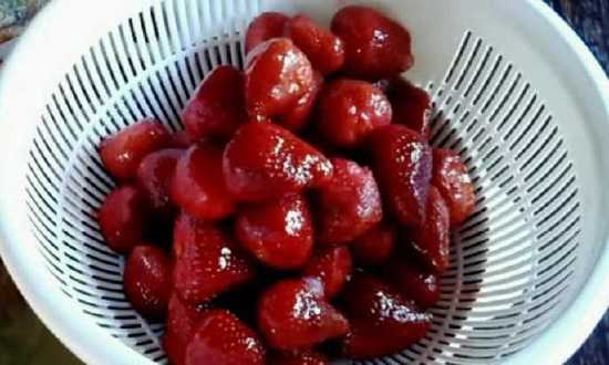 e99e30496f094c3c10c5bde0835d1528 Густе варення з полуниці з цілими ягодами на зиму