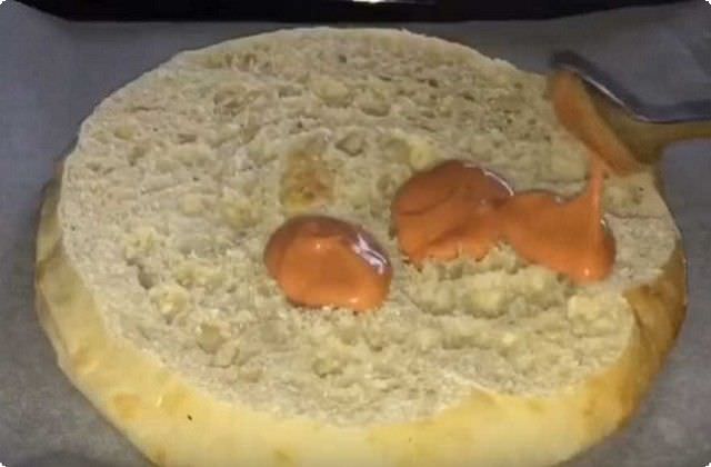 f09340d9fde0a7e2adf4888dc63cfc0b Піца в духовці з ковбасою, сиром і помідорами — прості рецепти піци з лаваша