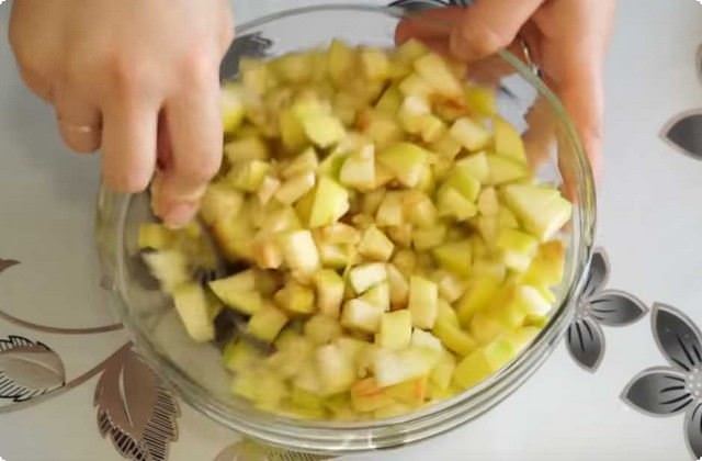 f3014ec7beccec3336e494e75fcfa8b2 Самий смачний штрудель з яблуками в духовці – прості класичні рецепти