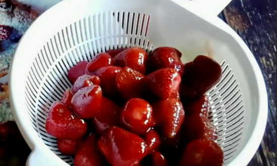 fdb212ea9632b4fca41c6cfdebafeaef Густе варення з полуниці з цілими ягодами на зиму